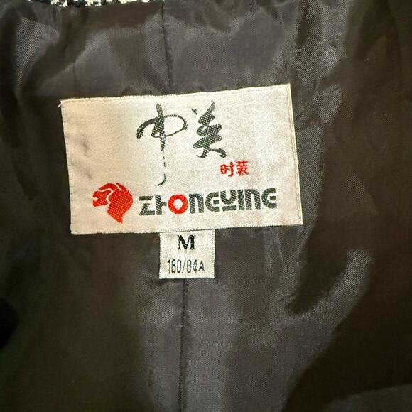 Vintage Black Swing Coat with Contrast Collar and Houndstooth Accents - Picture 4 of 9